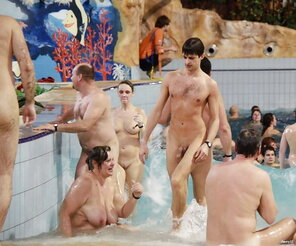 foto amatoriale Naked Pool Party 35