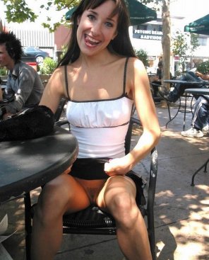 foto amateur This amateur babe is flashing her pussy in public