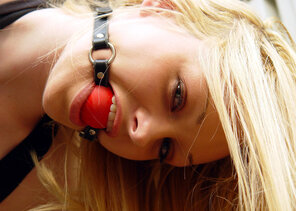 foto amatoriale perfect girl happily gagged