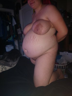 photo amateur 25F 8 mos pregnant and needing a lady friend lol