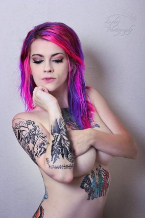 amateur pic Colorful and tattooed
