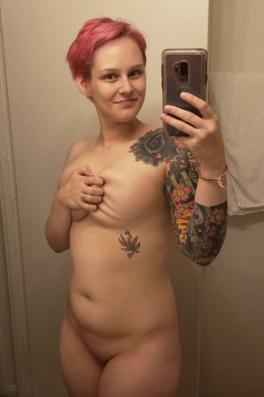 amateur-Foto Wearing nothing but tattoos and a smile ðŸ˜