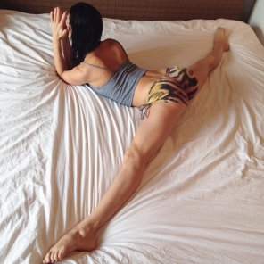 foto amatoriale Bed Bed sheet Bedding Leg Beauty 