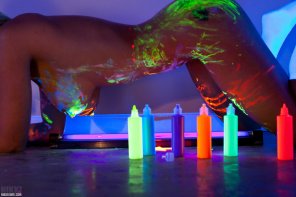 zdjęcie amatorskie Neon Painted Boobs