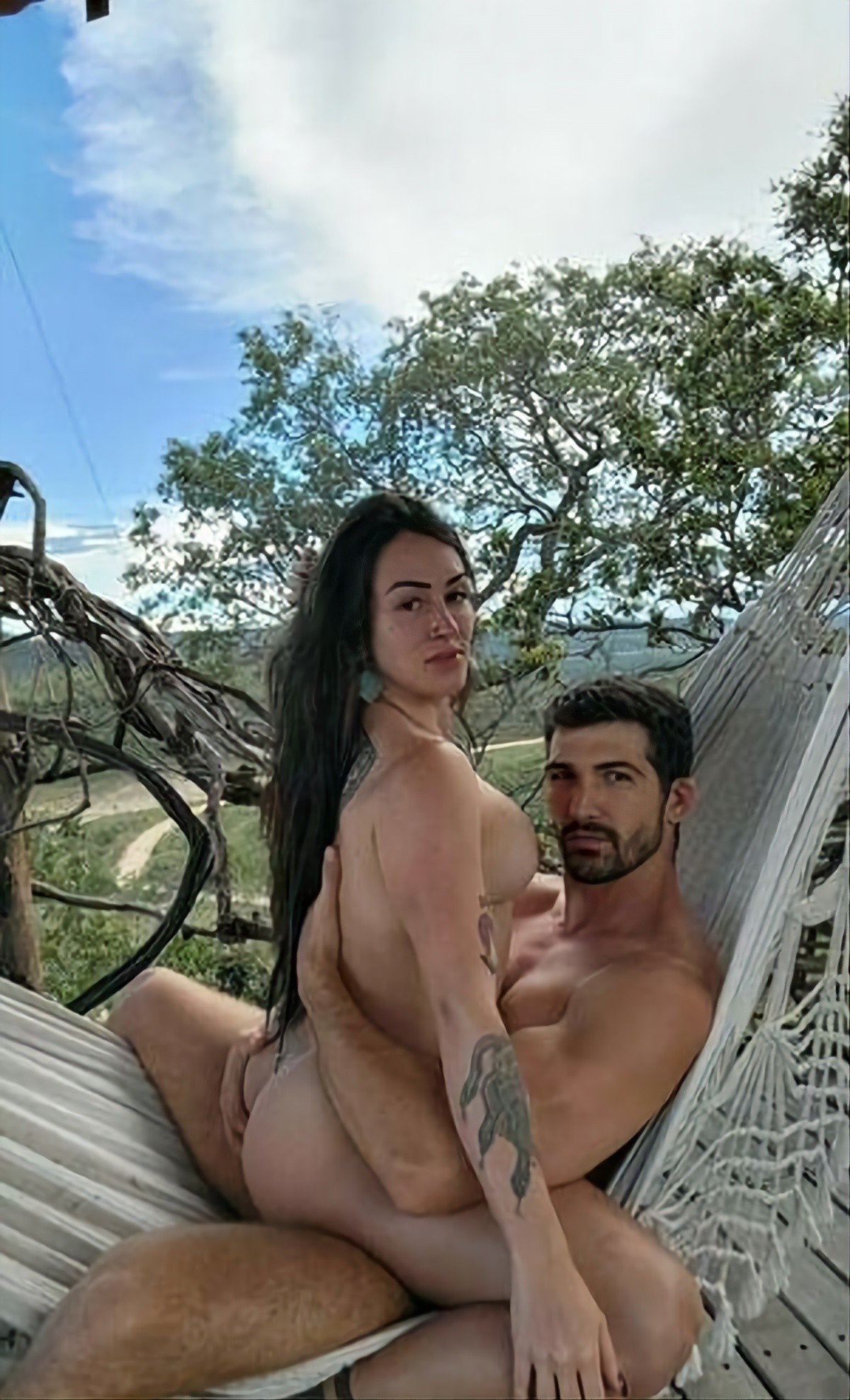 amateur photo 423691098