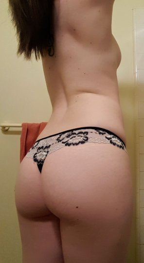 foto amateur May I sit on your [f]ace?