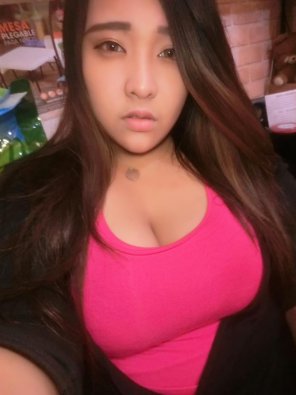 zdjęcie amatorskie Girl with the pink top
