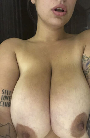 zdjęcie amatorskie Hard brown nipples