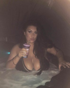 zdjęcie amatorskie Is there room for one more in that hot tub?