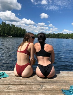 zdjęcie amatorskie My sister and her friend on the dock