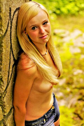 photo amateur Tina in the Woods 109