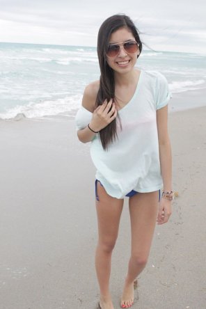 amateur pic Brunette at the beach
