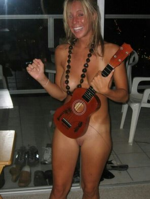 foto amateur How embarrassing! To break a string mid performance!