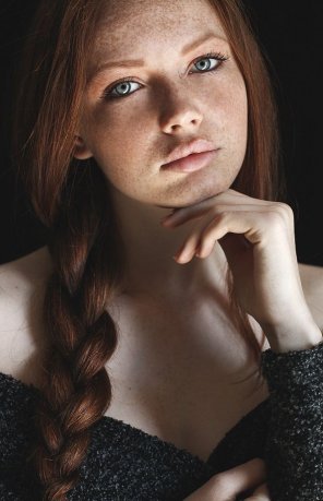 zdjęcie amatorskie Red braid and freckles