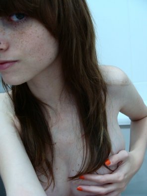 photo amateur Covering herself