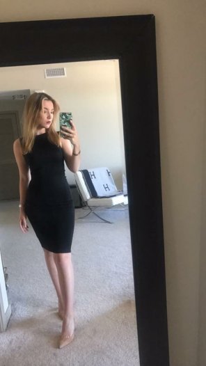 photo amateur She's in a tight black dress