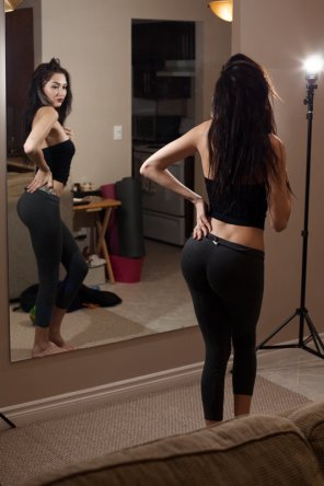 zdjęcie amatorskie Checking herself out in the mirror