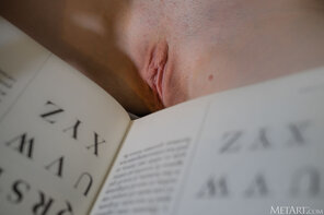 zdjęcie amatorskie MetArt_Bedtime-Reading_Christal-May_medium_0109