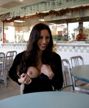 foto amateur Hot chick flashing a tit at the doughnut shop