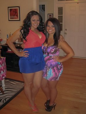 amateurfoto Thick duo going out for a night on the town