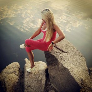 foto amadora Sitting on rock at water