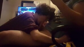 foto amateur Dick-Sucked-While-Gaming-2-1024x576