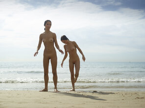 amateur pic julietta-and-magdalena-beach-contortions-46-10000px