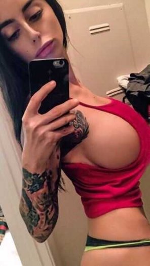 amateur pic Tats, perfect makeup and side titty