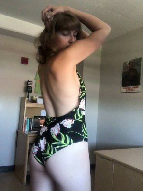 foto amateur [F]eeling like I need a tan, let's go to the pool [6']