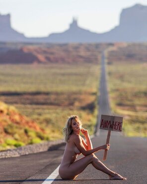 zdjęcie amatorskie A hitchhiker I'd take for a ride