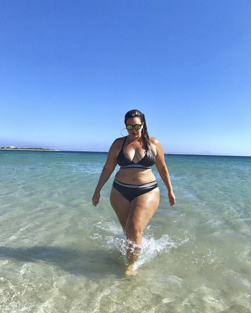 Wide hips and huge thighs on this beach babe Porn Pic - EPORNER