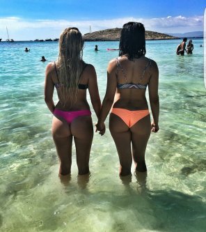 photo amateur Two beach bootys
