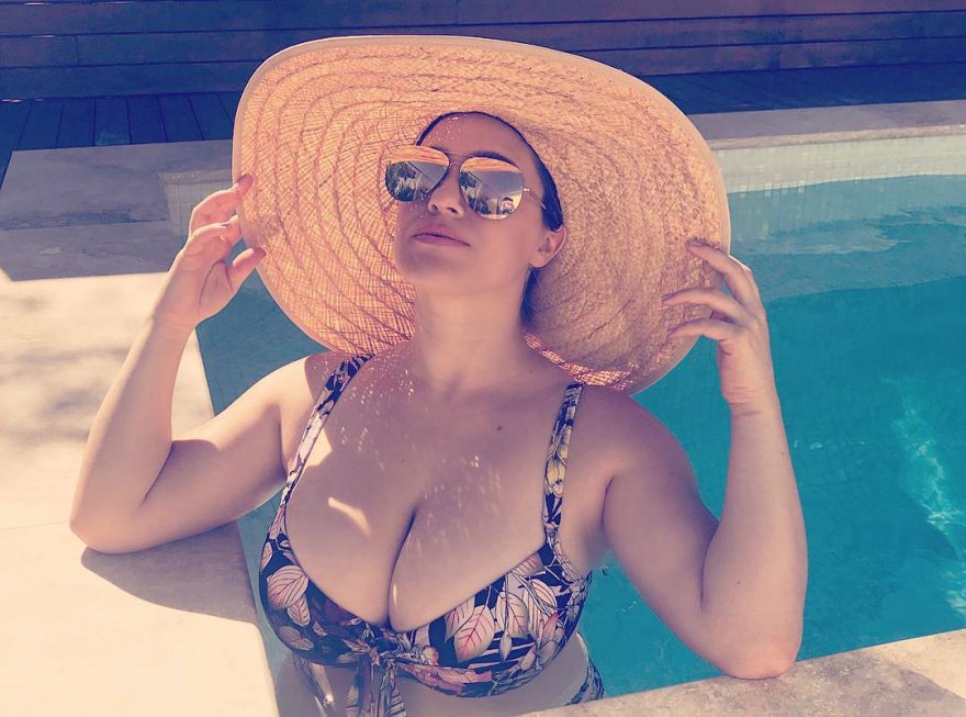 Big boobs at the pool