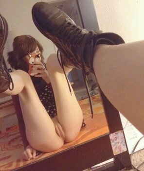 amateur photo 2668404-105847-boots-on-a-mirror_880x660