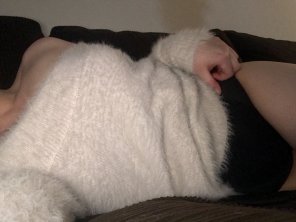 foto amatoriale How could you resist snuggles with someone wearing a sweater this fuzzy?ðŸ§ðŸ¥° [f]