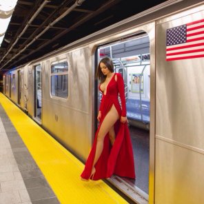 zdjęcie amatorskie Stepping off the subway