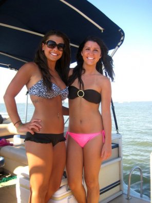 photo amateur Two hotties on a boat