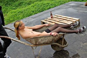 amateurfoto Claudia & Katja-Wheelbarrow 120