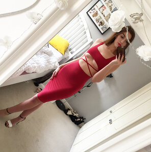 zdjęcie amatorskie Girl in a tight red dress