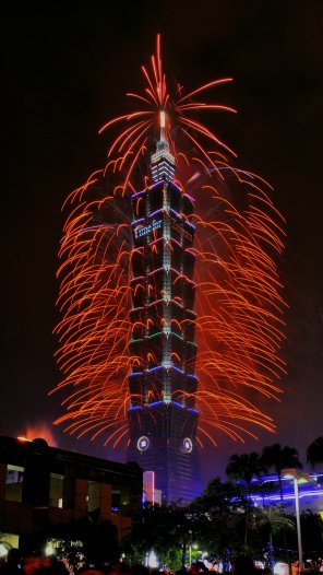zdjęcie amatorskie Happy New Year from the original evil building- Taipei 101