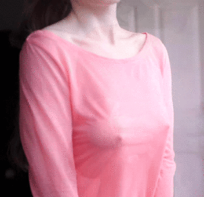 アマチュア写真 braless bouncing under a pink shirt