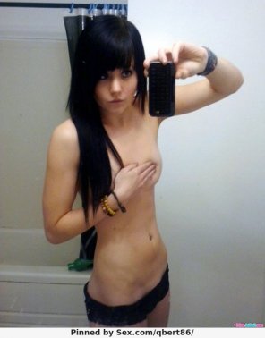 zdjęcie amatorskie covering her small tits selfie