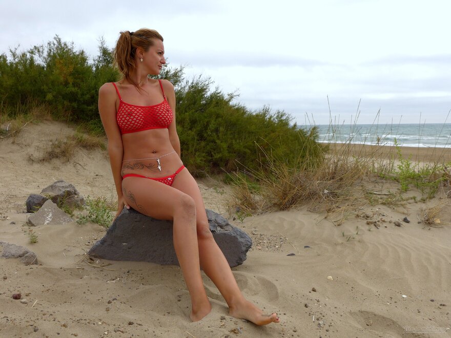 Megamesh in the dunes 240-topaz-sharpen-faceai