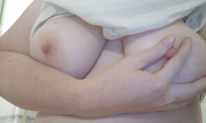 zdjęcie amatorskie [Image] Testing my nipples hardness????