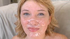 photo amateur Blond, blue and covered in cream