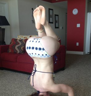 amateur pic Showing off her balance