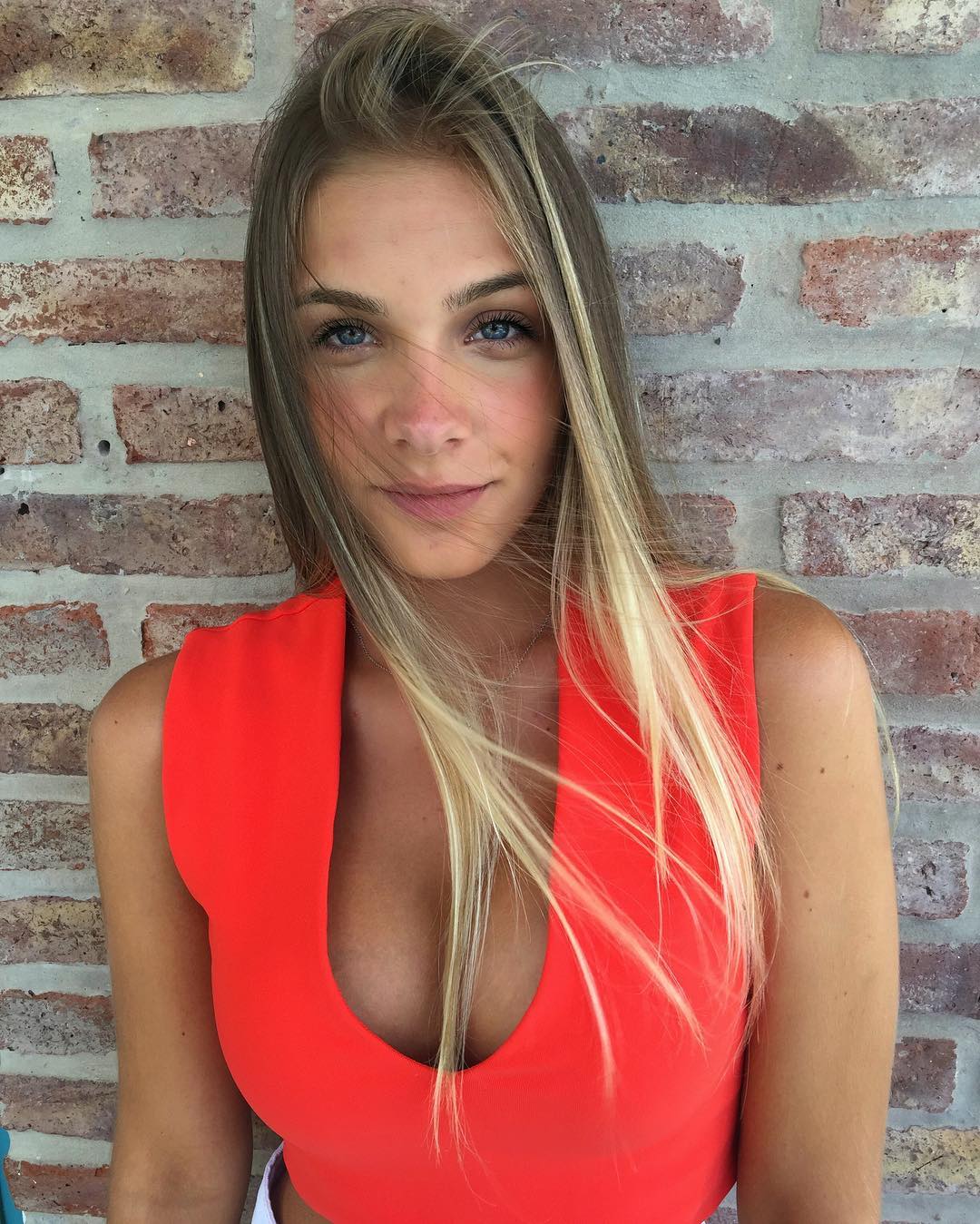 Sexy Cleavage Photos