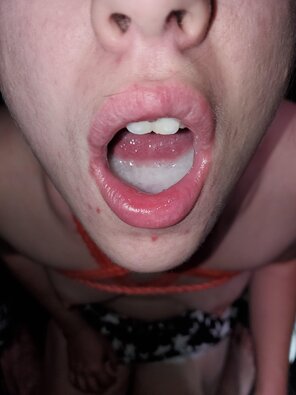 foto amatoriale Gave the wife a nice load to swallow.