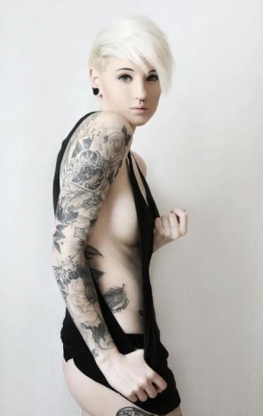 photo amateur Tattoo Shoulder Arm Blond Joint 