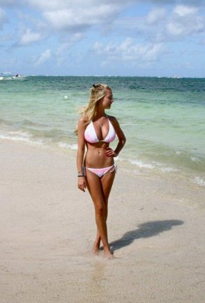 zdjęcie amatorskie Busty blonde in bikini